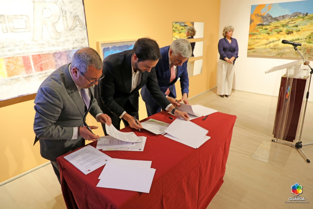 13 Web Logo Mun 8758