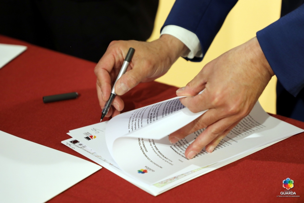 15 Web Logo Mun 8779